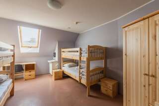Хостелы Kuressaare Central Hostel Курессааре Односпальная кровать в общем номере с 10 кроватями-1
