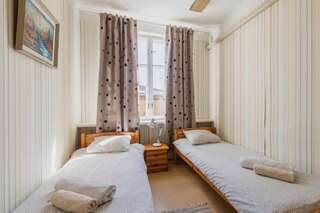 Хостелы Kuressaare Central Hostel Курессааре Двухместный номер с 2 отдельными кроватями и общей ванной комнатой-1